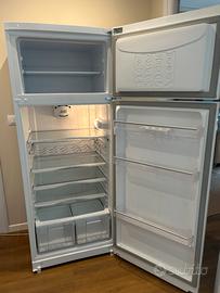 Frigorifero Hotpoint Ariston.