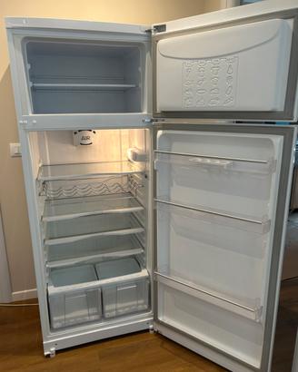 Frigorifero Hotpoint Ariston.