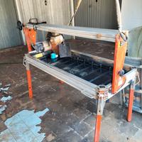 Tagliapiastrelle elettrico ad acqua con banco