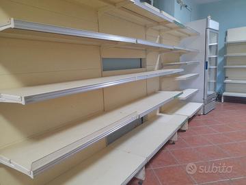 scaffali alimentari detersivi frutta 
