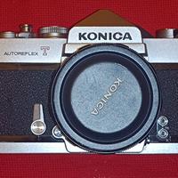 Konica Autoreflex T con 5 obiettivi.