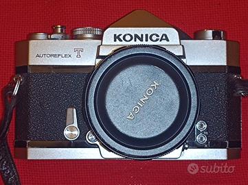 Konica Autoreflex T con 5 obiettivi.