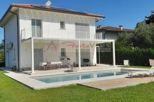 Villa di 200 m² con 5 locali e box auto a Pietrasa