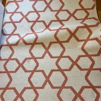 Tappeto morbido bianco e rosa con figure geometric