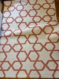 Tappeto morbido bianco e rosa con figure geometric