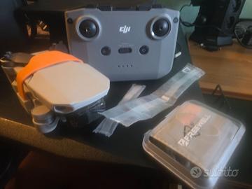 Drone DJI Mini 4K con accessori