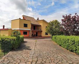 Villa immersa nel verde