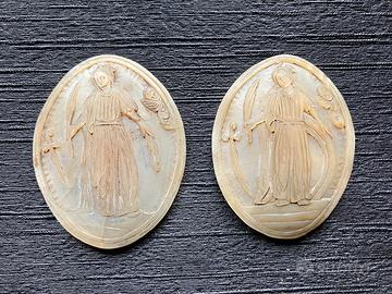 N 2 valve di conchiglia incise