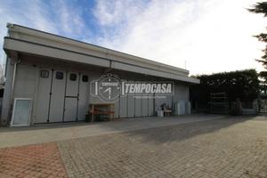 CAPANNONE DI AMPIA METRATURA CON CORTILE!