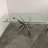 Tavolo con piano in vetro
