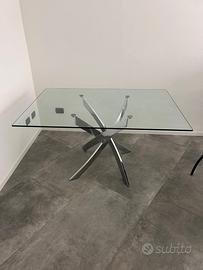 Tavolo con piano in vetro