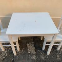 Tavolino con due sedie
