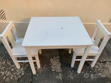 Tavolino con due sedie