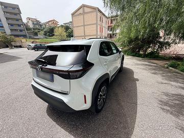 Toyota yaris cross allestimento lounge