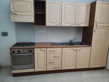 cucina Ikea gialla completa  di elettrodomestici 