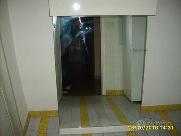 N.1 specchio con luci sopra