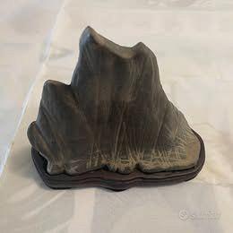 3 suiseki, con daiza, raffiguranti montagne