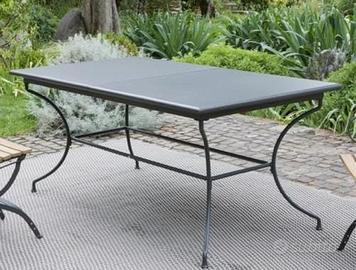 Tavolo e sedie da giardino