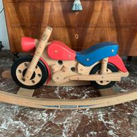 Vecchia moto a dondolo Nounours in legno