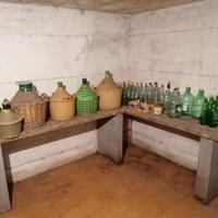 Bottiglie e damigiane vuote