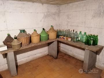 Bottiglie e damigiane vuote
