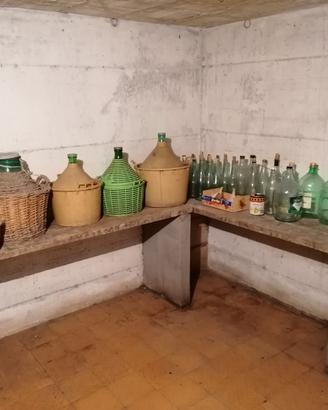 Bottiglie e damigiane vuote