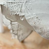 Coppia di tende bianche dal design raffinato
