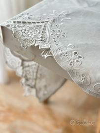 Coppia di tende bianche dal design raffinato