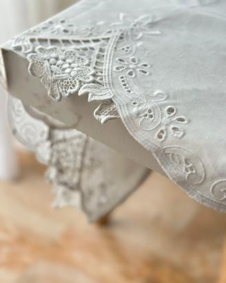 Coppia di tende bianche dal design raffinato