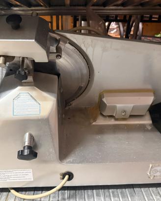 Affettatrice lrofessionale lama 40