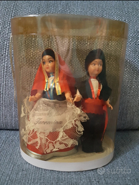 Coppia di bambole vintage souvenir anni '70