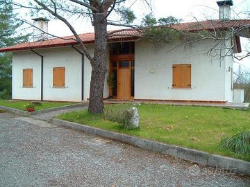Villa / Casa con Terreno in Udine