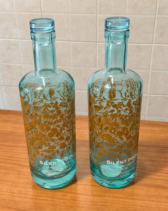 Bottiglie Silent Pool Gin originali decorative