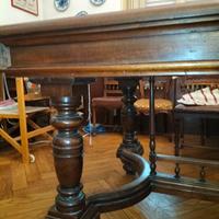 TAVOLO DECORATO IN LEGNO DI QUERCIA