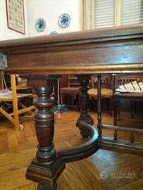 TAVOLO DECORATO IN LEGNO DI QUERCIA