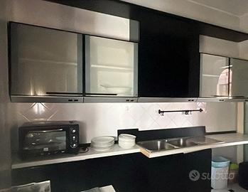 Cucina smaltata bianca e nera