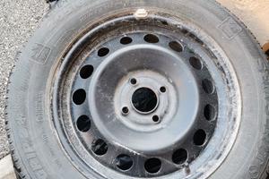 Cerchi e gomme neve Ford 205 60 16