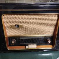 Radio d'epoca a valvole con giradischi