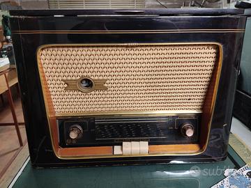 Radio d'epoca a valvole con giradischi