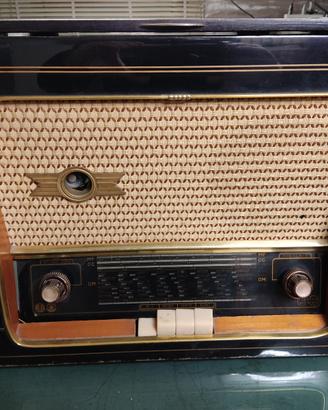 Radio d'epoca a valvole con giradischi