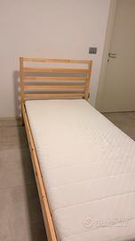 Letto in legno IKEA con materasso IKEA