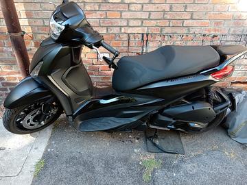 Piaggio beverly 300 hpe deep black