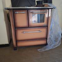 stufa a legna che si cucina 