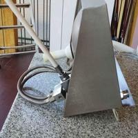 Lavamani a norma di legge attivabile a ginocchio .