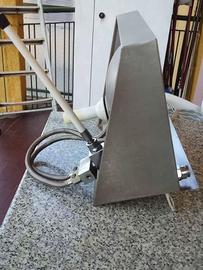 Lavamani a norma di legge attivabile a ginocchio .