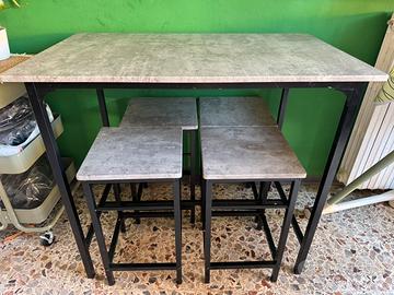 Tavolo e sgabelli
