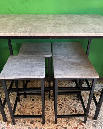 Tavolo e sgabelli