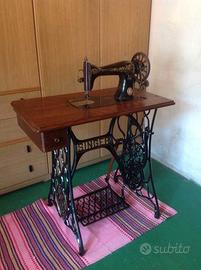 Macchina da cucire d'epoca