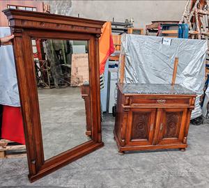 Specchiera con basamento di contenimento e cassett