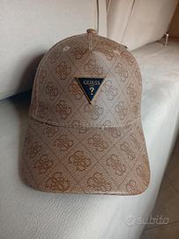 Cappellino guess